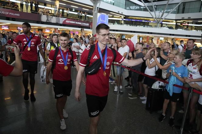 Siatkarze witani na lotnisku po zdobyciu mistrzostwa Europy