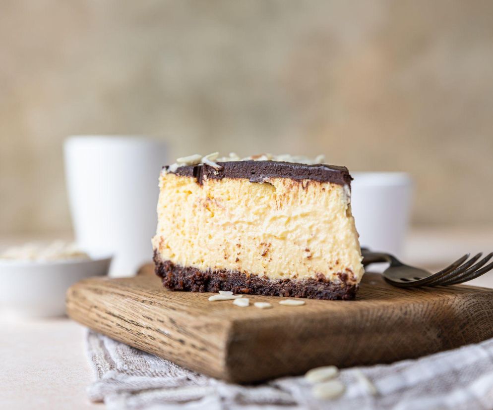 Chałwowy keto sernik. Prosty przepis na ciasto bez pieczenia i cukru