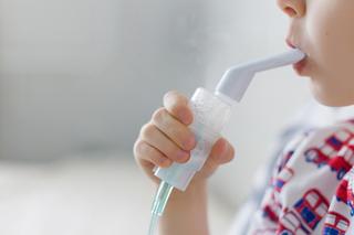 Robisz dziecku inhalacje ze sterydu? Pediatra uczula na 5 ważnych kwestii