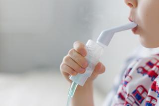 Robisz dziecku inhalacje ze sterydu? Pediatra uczula na 5 ważnych kwestii