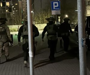 Antyterroryści na Grzybowskiej. Pilna akcja policji, jedna osoba zatrzymana