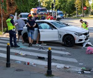 Zderzenie dwóch aut na Mokotowie; jeden z nich wjechał w ludzi