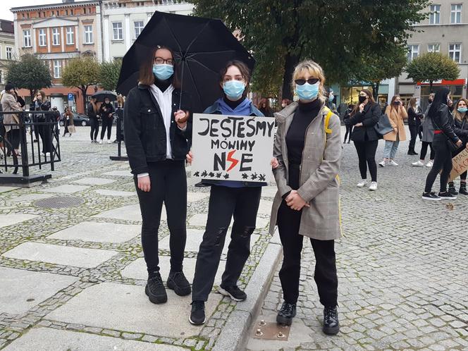 Idą lwice na ulice. Mieszkańcy Leszna znów protestują