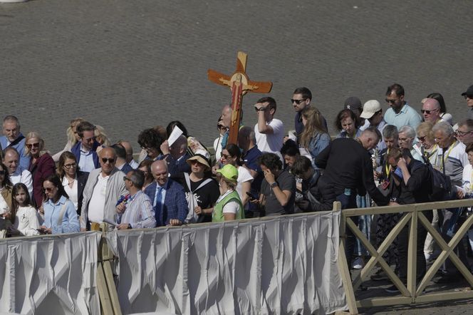 Tłumy na placu św. Piotra