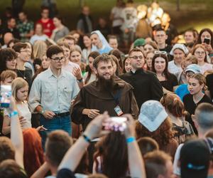 Festiwal Życia w Kokotku trwa. To chrześcijański Woodstock ZDJĘCIA 