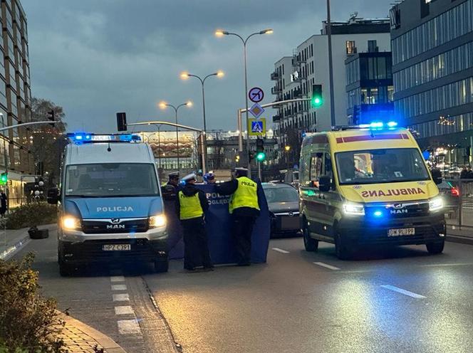 Warszawa. Śmiertelne potrącenie 15-latki na przejściu dla pieszych. Nastolatka, pomimo reanimacji, zmarła