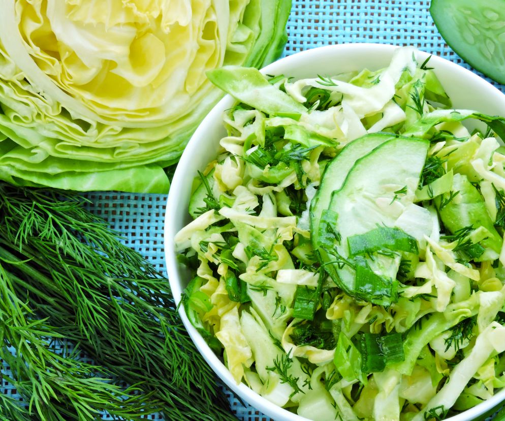 Surówka z młodej kapusty z koperkiem i ogórkiem