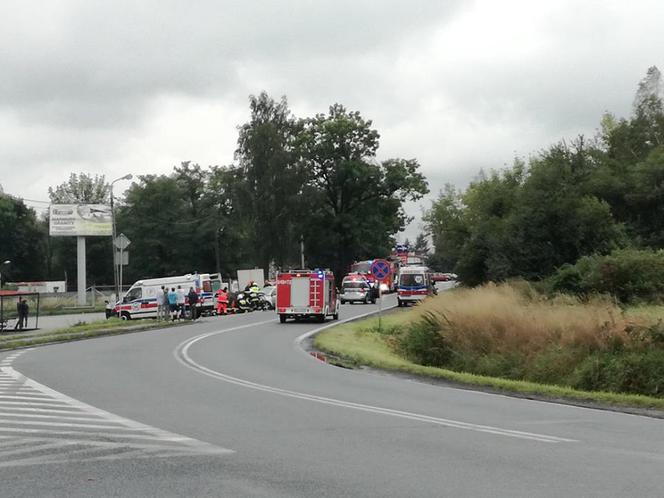 Chełm Śląski: Poważny wypadek na DW934. Rannych zostało pięć osób, w tym jedno dziecko [ZDJĘCIA]