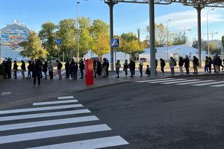 Kolejki do punktów obsługi pasażera. Większość czeka bez powodu