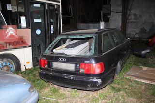 Gang nastolatków demolował samochody pod Piasecznem. Najmłodszy wandal ma tylko 13 lat