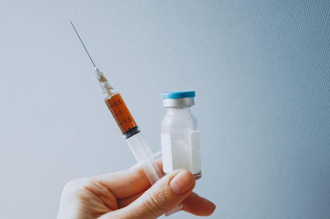 Dworczyk: od poniedziałku można m.in. próbować skrócić termin drugiej dawki szczepienia przeciw Covid-19