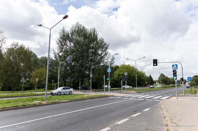 Nowe sygnalizacja świetlna na przejściu przez ul. Maratońską jest już oddana do użytku [FOTO]