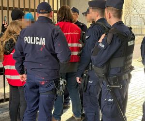 Dziennikarka „Super Expressu” oblana farbą i wyrzucona z pikiety antyaborcjonistów. „Wynocha z mojego zgromadzenia!”