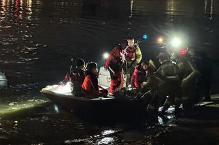 Nastolatek spadł z mostu Poniatowskiego. W akcji śmigłowiec LPR i łódź ratunkowa