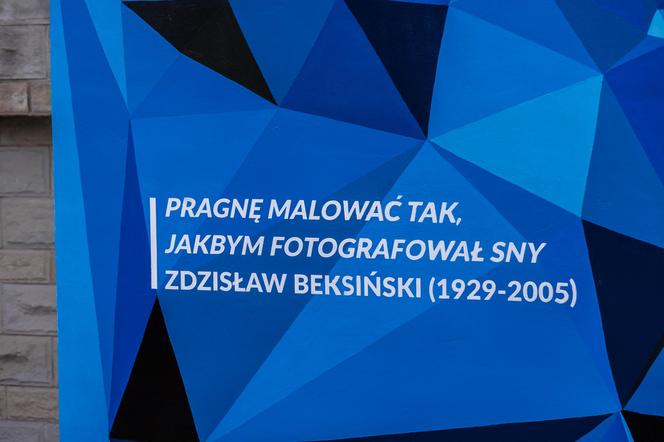 Murale ze sławnymi Polakami przy stacjach metra w Warszawie