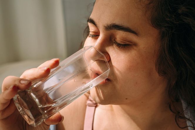 To nie ilość wody się liczy! Klucz tkwi w jednym szczególe. Zobacz, jak pić, żeby naprawdę schudnąć