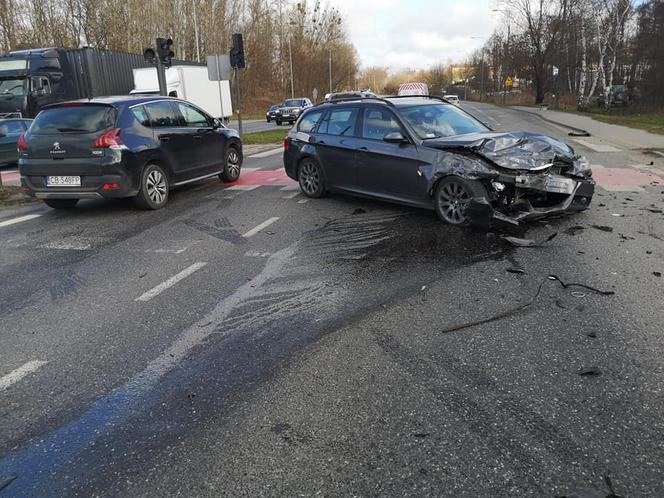 Zderzenie dwóch osobówek na skrzyżowaniu ulic Armii Krajowej i Zamczysko w Bydgoszczy! [ZDJĘCIA]