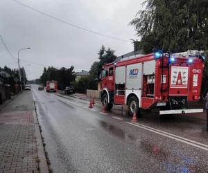 Ulewy, podtopienia, wysoki stan rzek. Świętokrzyskie. Coraz więcej interwencji strażaków 