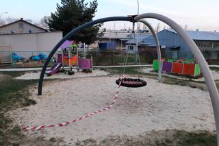 Łańcuchy i taśmy na osiedlowym placu zabaw. „Kpina z mieszkańców”  