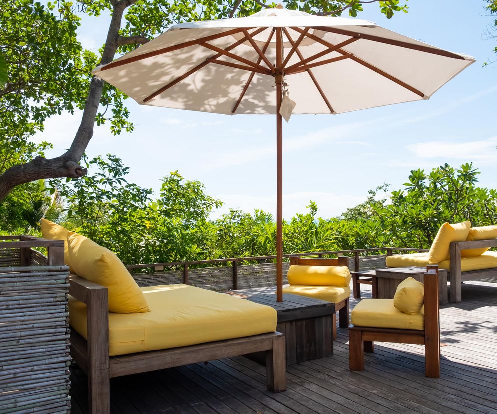Parasol na balkon: mocowany do barierki czy wolnostojący?