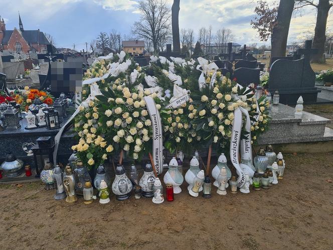 Dramat w Wadowicach Górnych. Grób  młodego chłopaka tonie w kwiatach [ZDJĘCIA]