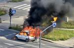 Pożar samochodu na rondzie Inwalidów w Łodzi