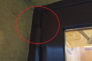 Oznaczenia włamywaczy na drzwiach do klatek na Osiedlu Widok w Krakowie