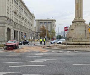 Pijany roztrzaskał się samochodem na pl. Konstytucji. To policjant stołecznej drogówki