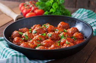 Włoskie klopsiki w sosie à la marinara. Kulinarna podróż do słonecznej Italii