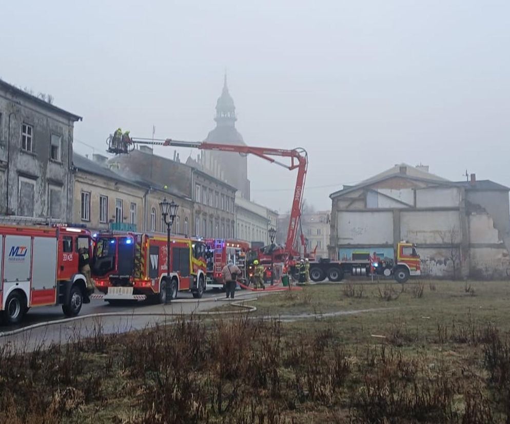 Pożar kamienicy w centrum Piotrkowa. Na miejscu pracowało zastępów straży pożarnej 