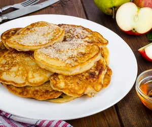 Placuszki z jabłkami - przepis na szybkie placki na kefirze