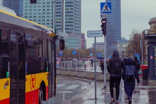 Miejskie autobusy ostrzelane na Marszałkowskiej. Policja zatrzymała pięciu nastoletnich chłopców 
