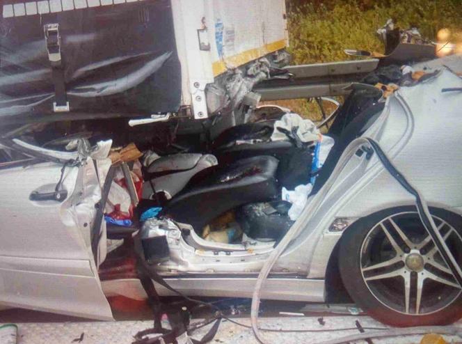 Mercedes wbił się w naczepę ciężarówki. Jedna osoba nie żyje, dwie są ranne 