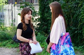 Barwy szczęścia. Ewa (Gabriela Ziembicka), Ewelina (Amelia Listwoń)