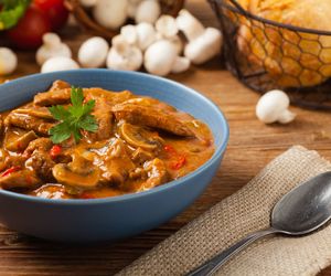 Strogonow z szynki wieprzowej – jak przygotować to pyszne danie w prosty sposób? Oto przepis, który zaskoczy smakiem!