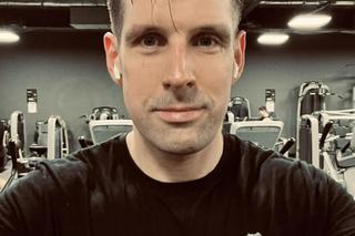 Taki jest Tobiasz Bocheński, lubi wyciskać siódme poty na siłowni 