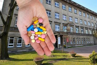 Podkładała koleżance z pracy podejrzaną tabletkę! Zwolniona dyscyplinarnie 61-latka ma teraz na karku policję