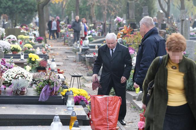 Jarosław Kaczyński na grobie swojej mamy Jadwigi Kaczyńskiej