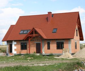 Stan surowy otwarty i zamknięty - jak zabezpieczyć dom przed zimą