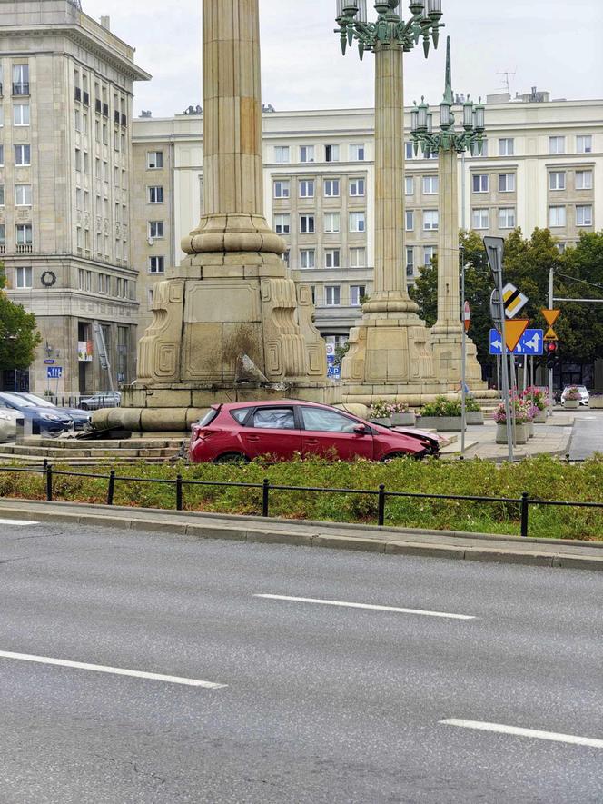 Pijany roztrzaskał się samochodem na pl. Konstytucji. To policjant stołecznej drogówki