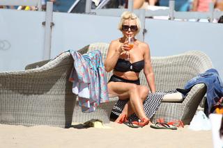 Joanna Racewicz  całuje się na plaży