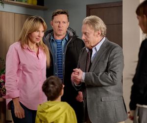 Na Wspólnej odc. 4018. Juliusz (Daniel Olbrychski), Wojtek (Wojciech Błach), Żaneta (Anna Guzik), Ludwiczek (Gustaw Marczak), Mania (Zuzanna Kaszuba)