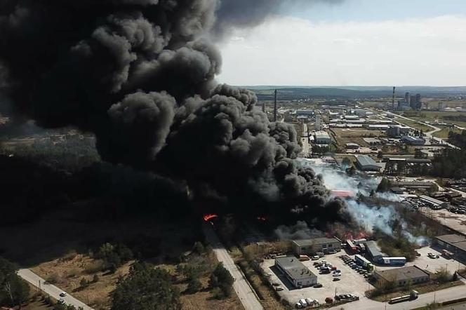 W Nowinach płonie składowisko odpadów chemicznych