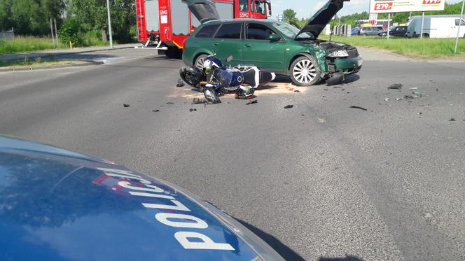 Rawa Mazowiecka: 26-latka zajechała swoim audi drogę motocykliście. Mężczyzna trafił do szpitala [FOTO]