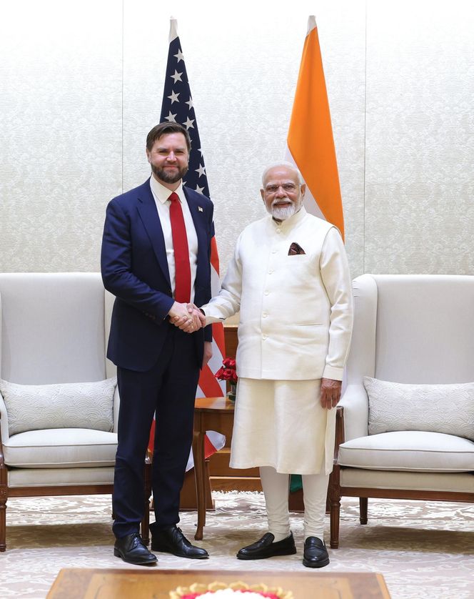 Rozmowy pokojowe w Delhi. Wiceprezydent USA Vance: Rosja i Ukraina będą musiały dokonać wymiany terytoriów.