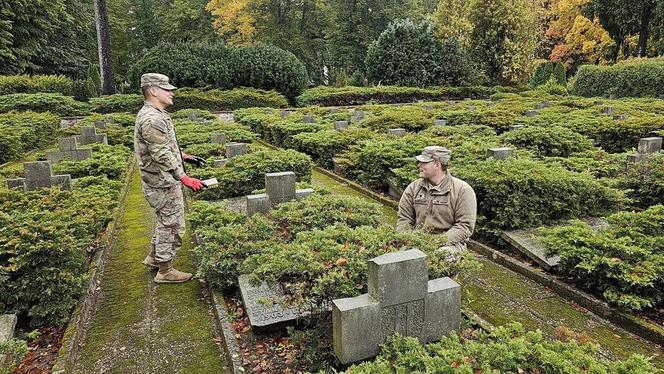 Żołnierze US Army sprzątają groby polskich żołnierzy 