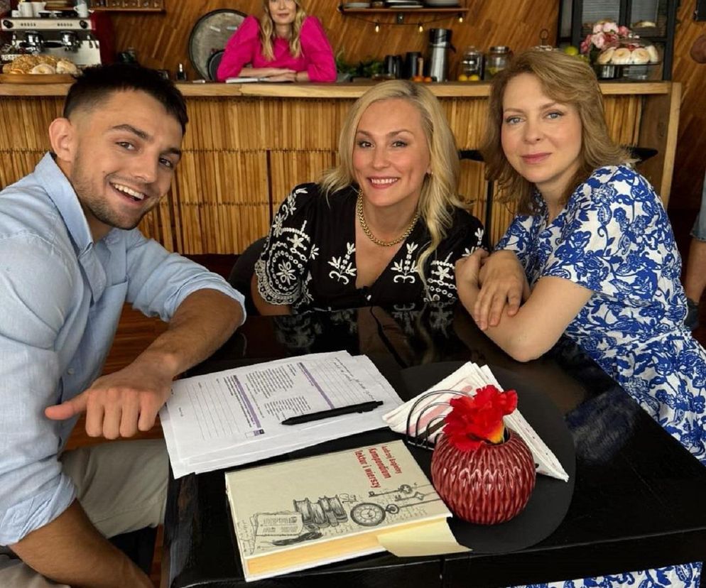 Barwy szczęścia nowy sezon. Mirek (Oliwier Kozłowski), Justyna Zytko (Sylwia Juszczak-KrawczykBarwy szczęścia nowy sezon. Mirek (Oliwier Kozłowski), Justyna Zytko (Sylwia Juszczak-Krawczyk), Dorota Kujawiak (Karina Seweryn) na planie), Dorota Kujawiak (Karina Seweryn)