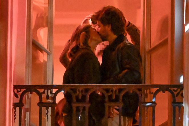 Maciej Musiał całował ukochaną na balkonie