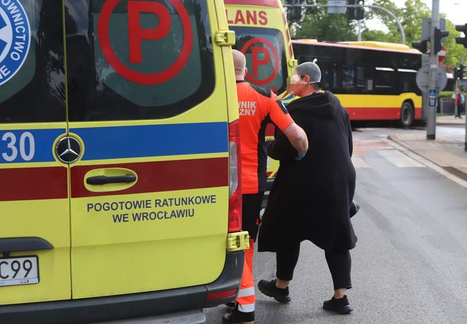  Wypadek we Wrocławiu  Tramwaj zderzył się z autobusem. Są poszkodowani 