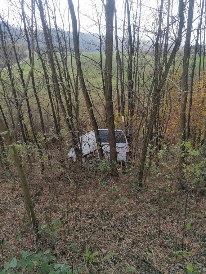  Groźny wypadek w Joninach. Samochód zboczył z drogi i zatrzymał się na drzewach